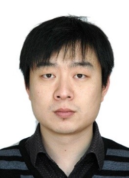 男人穿着衬衫  描述已自动生成